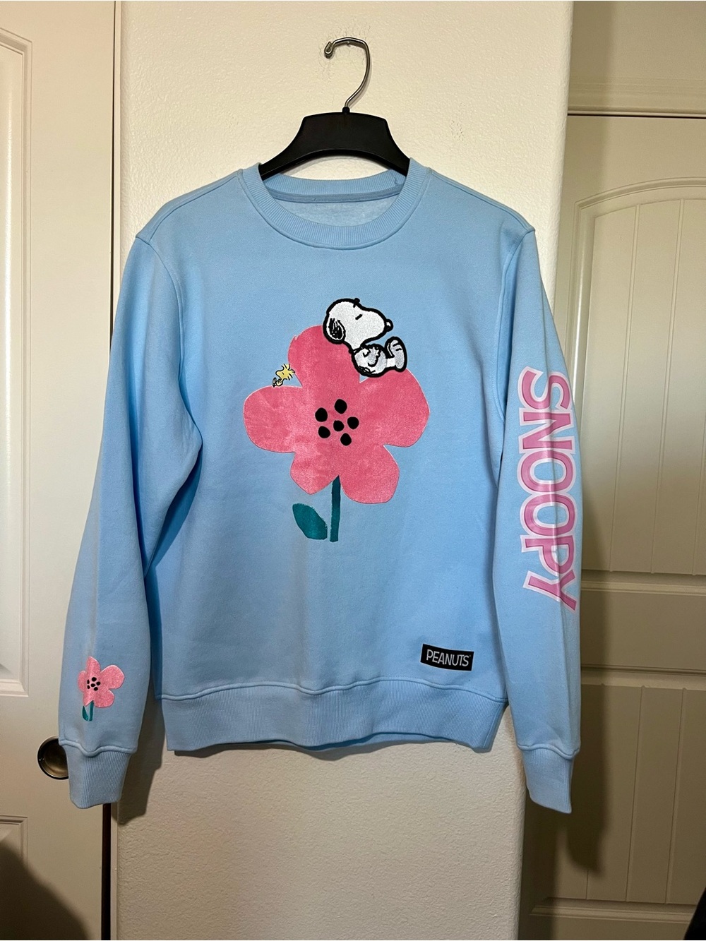 Peanuts Freeze Max Light Blue Crewneck with Pink Flower & Snoopy Graphic - Picture 14 of 15